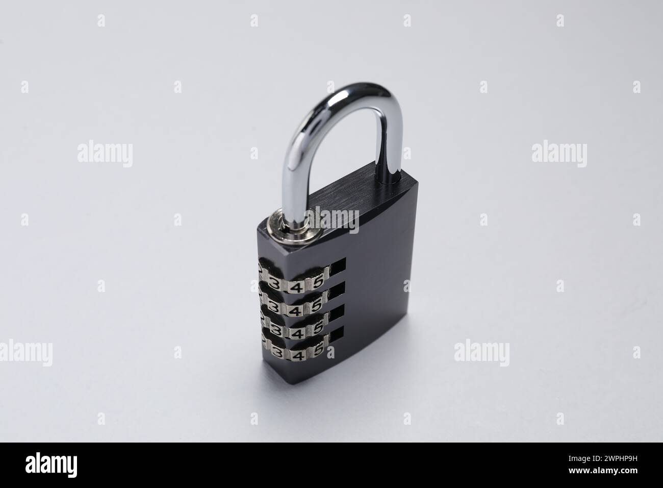 Un lucchetto combinato in acciaio su sfondo grigio, primo piano Foto Stock