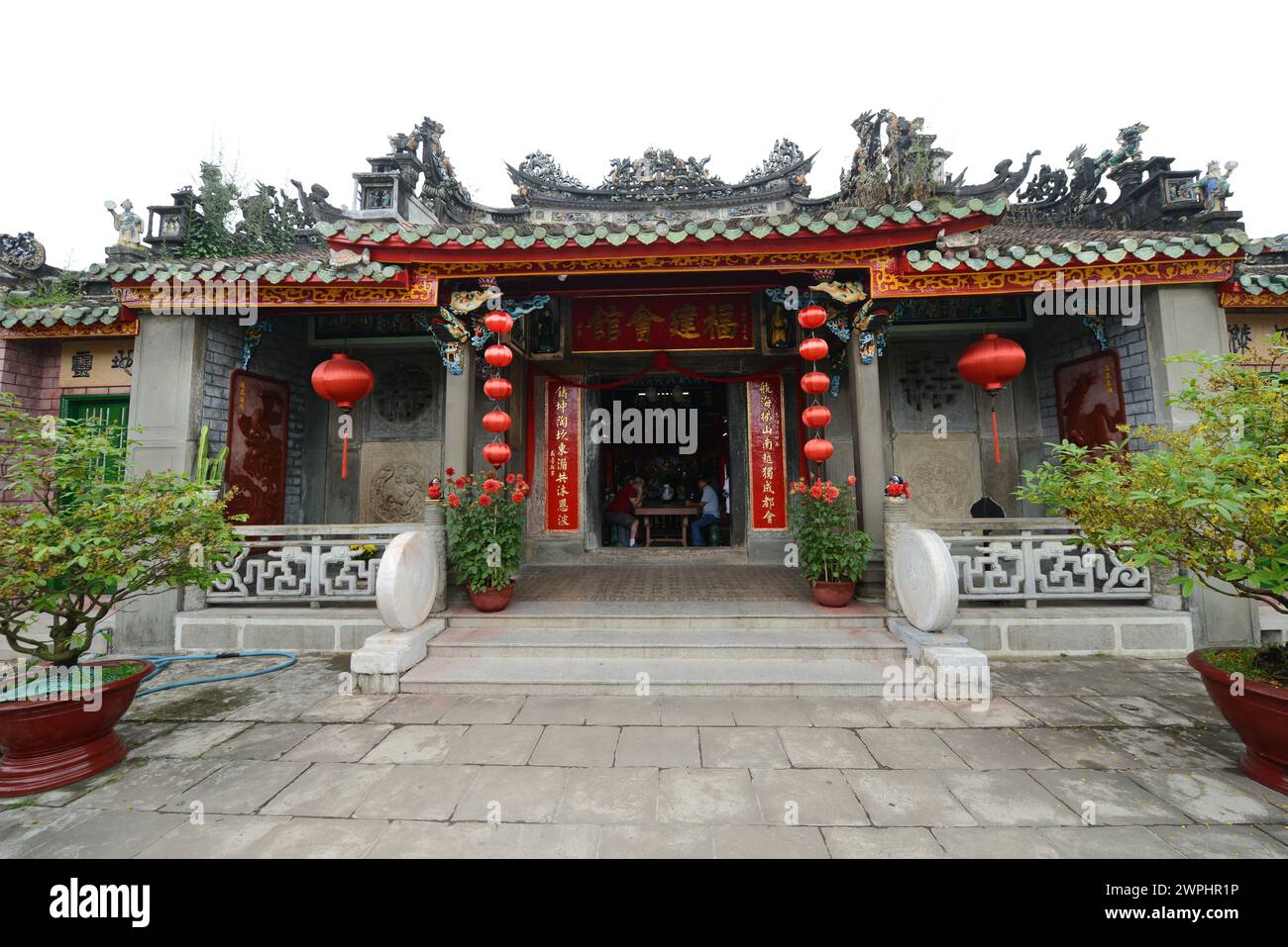 Hoi Quan Phuoc Kien è un luogo di culto ornato costruito per i residenti cinesi del XVII secolo e dedicato a una dea del mare. Città vecchia di Hội An, Vietnam. Foto Stock