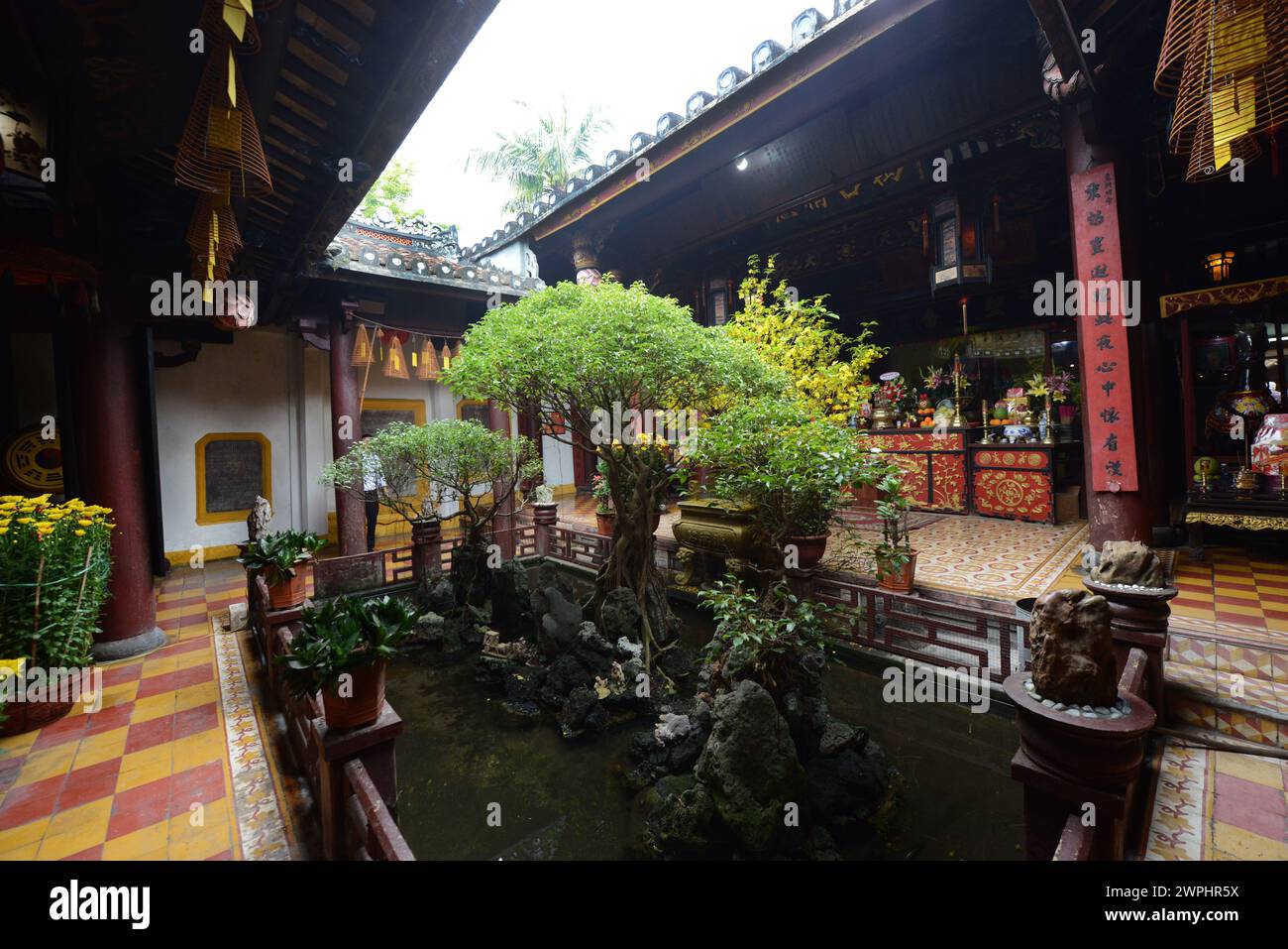 Il bellissimo tempio di Quan Cong nella città vecchia di Hoi An, in Vietnam. Foto Stock