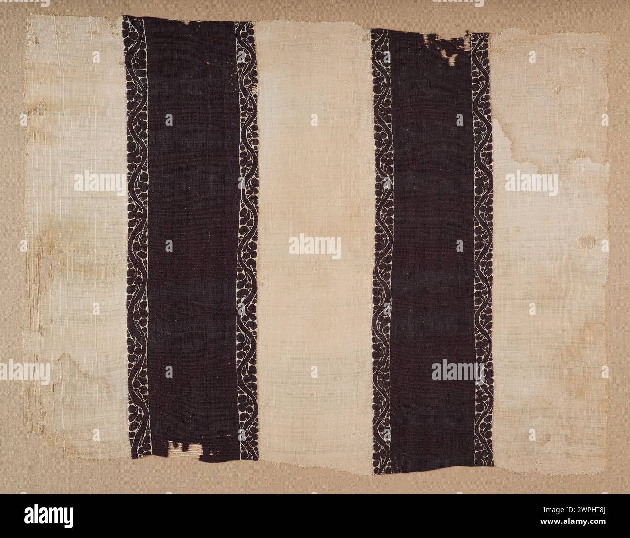 Frammento di un manufatto databile dal IV al vi secolo, che rappresenta la cultura materiale del primo medioevo. Foto Stock