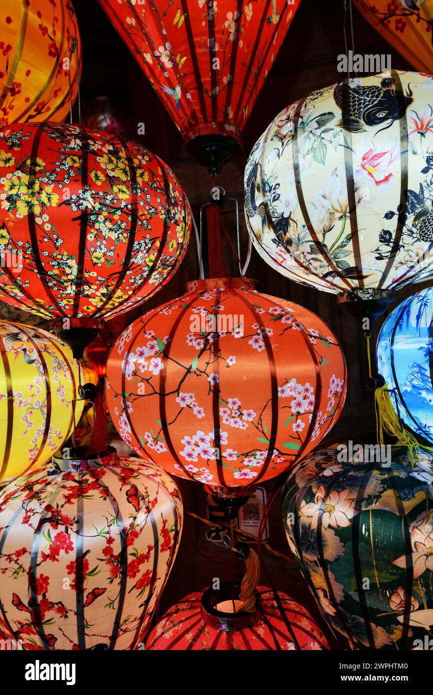 Lanterne di seta tradizionali esposte in un negozio nella città vecchia di Hội An, Vietnam. Foto Stock