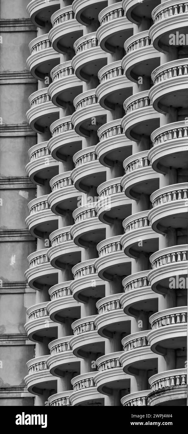Balconi ornati sulla Sathorn Unique Tower - un grattacielo incompiuto a Bangkok. Progettato come un alto complesso condominiale, costruzione del bu Foto Stock