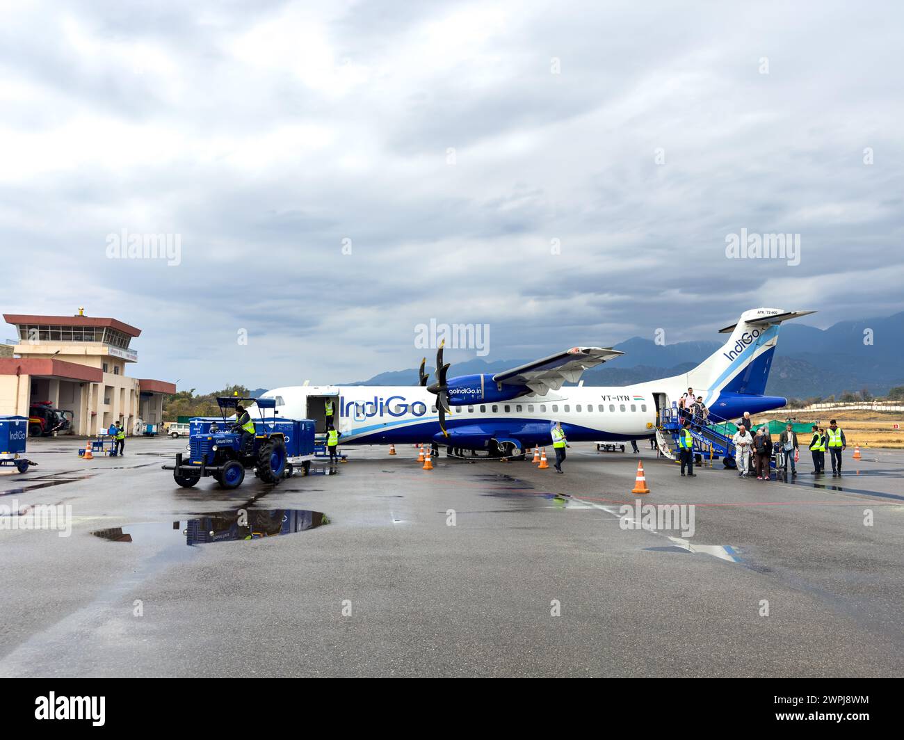 I passeggeri che sbarcano da un volo Indigo all'Aeroporto di Kangra, un aeroporto regionale che serve aree di Kangra, tra cui Dharamshala, India Foto Stock