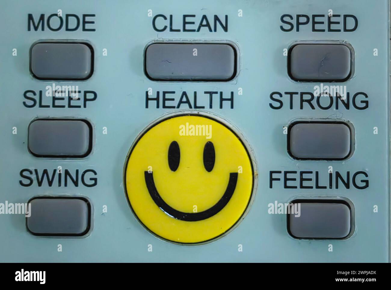 Emoticon Smiley tra le parole. Benessere espressivo. Telecomando. Non vi preoccupate, siate felici. Foto Stock