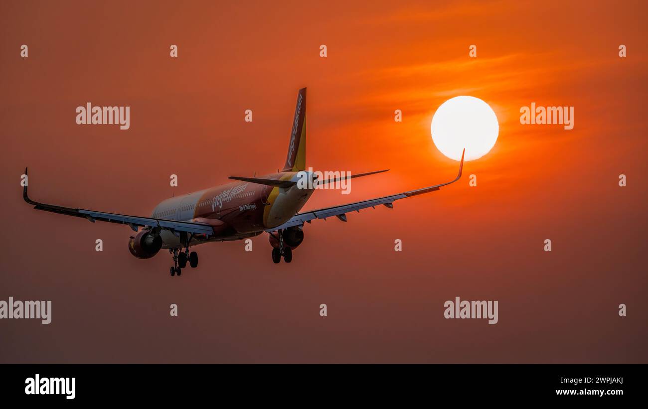 3 marzo 2024: Gli aerei si preparano ad atterrare all'aeroporto di Tan Son Nhat, ho chi Minh City durante il tramonto Foto Stock