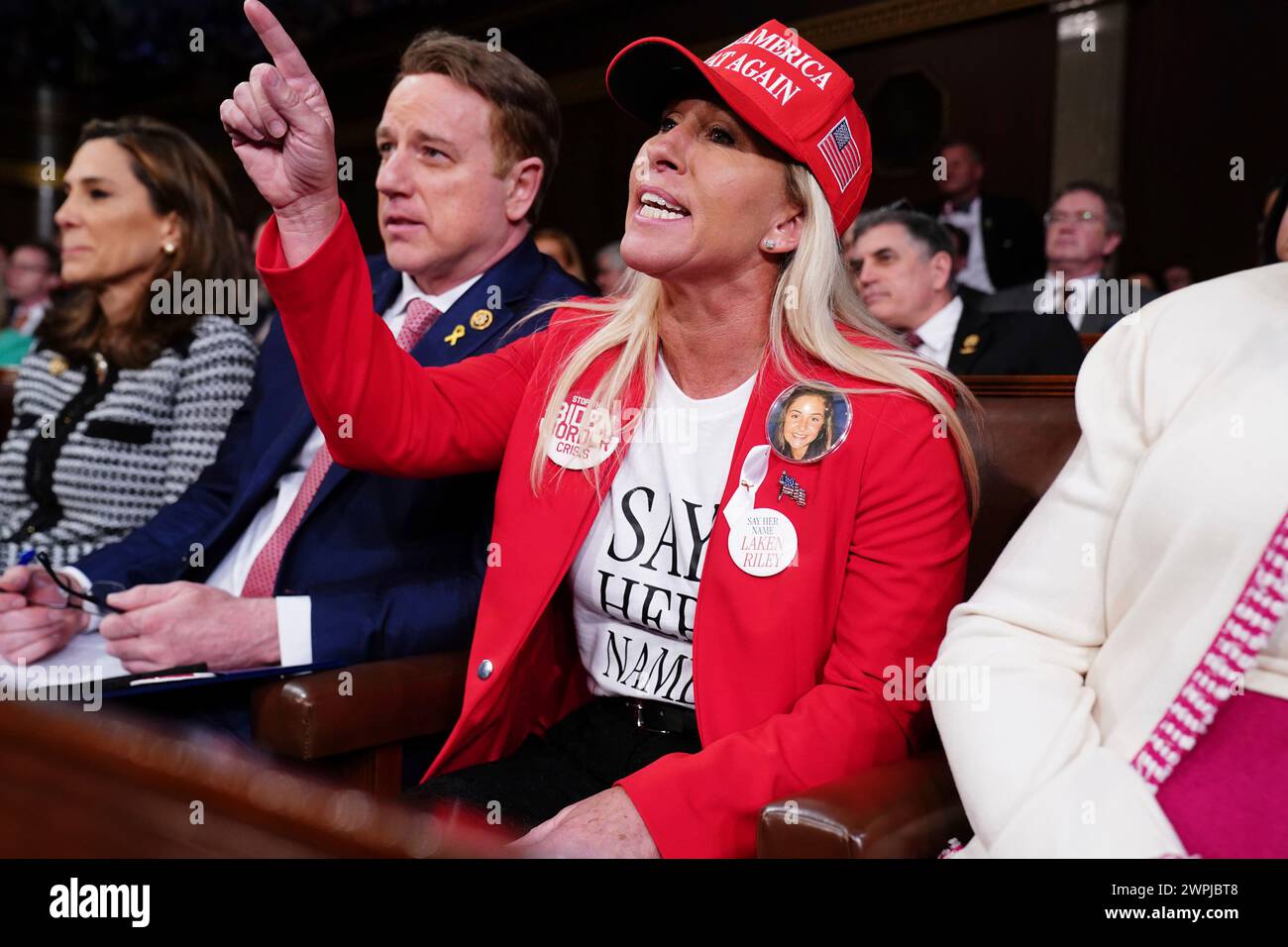 Washington, DC, USA. 7 marzo 2024. Il rappresentante degli Stati Uniti Marjorie Taylor Greene (repubblicano della Georgia) grida come presidente degli Stati Uniti Joe Biden mentre tiene il suo terzo discorso sullo stato dell'Unione nella camera del Campidoglio degli Stati Uniti a Washington, DC, USA, 7 marzo 2024. Credito: Shawn Thew/Pool tramite CNP/dpa/Alamy Live News Foto Stock