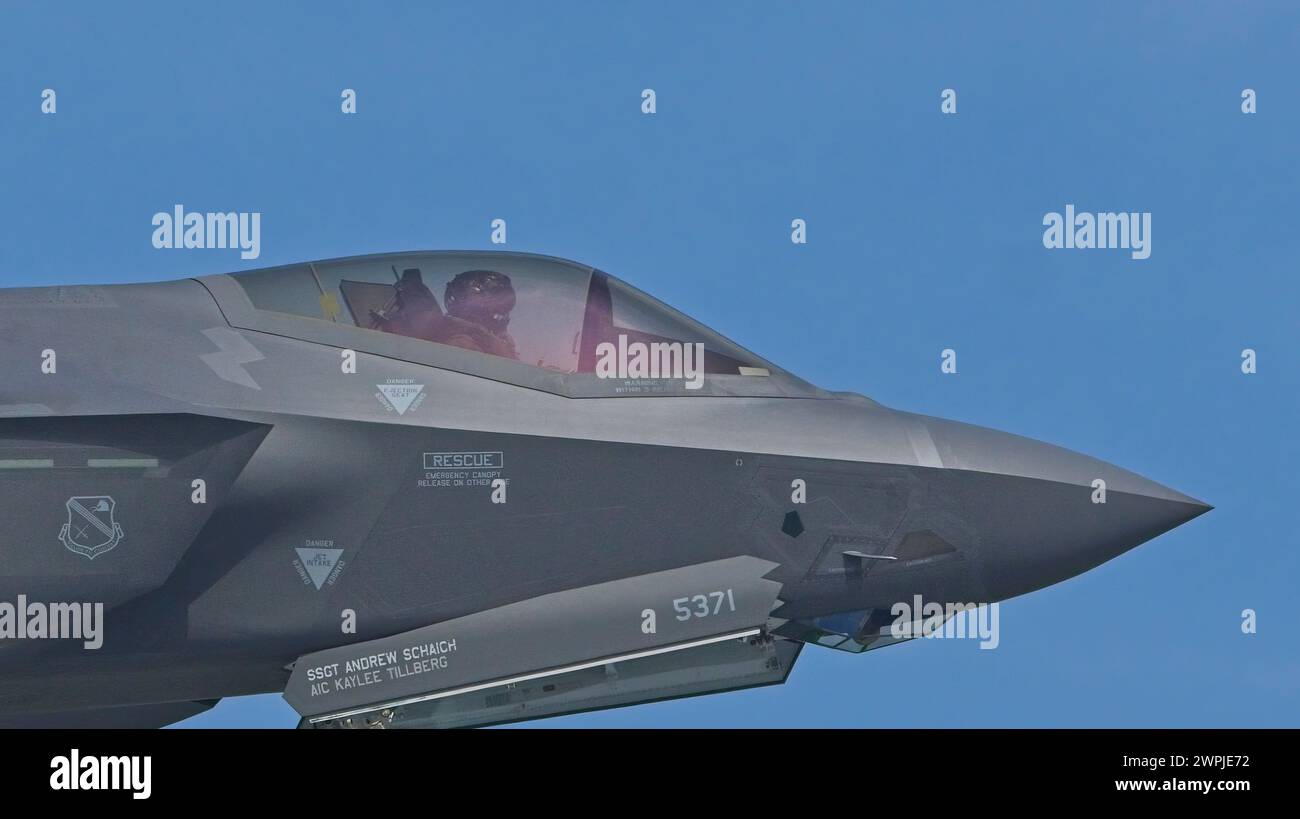 SINGAPORE - 6 MARZO 2024: Caccia stealth F-35A Lightning II dell'USAF del 356th Expeditionary Fighter Squadron (Green Demons) Foto Stock