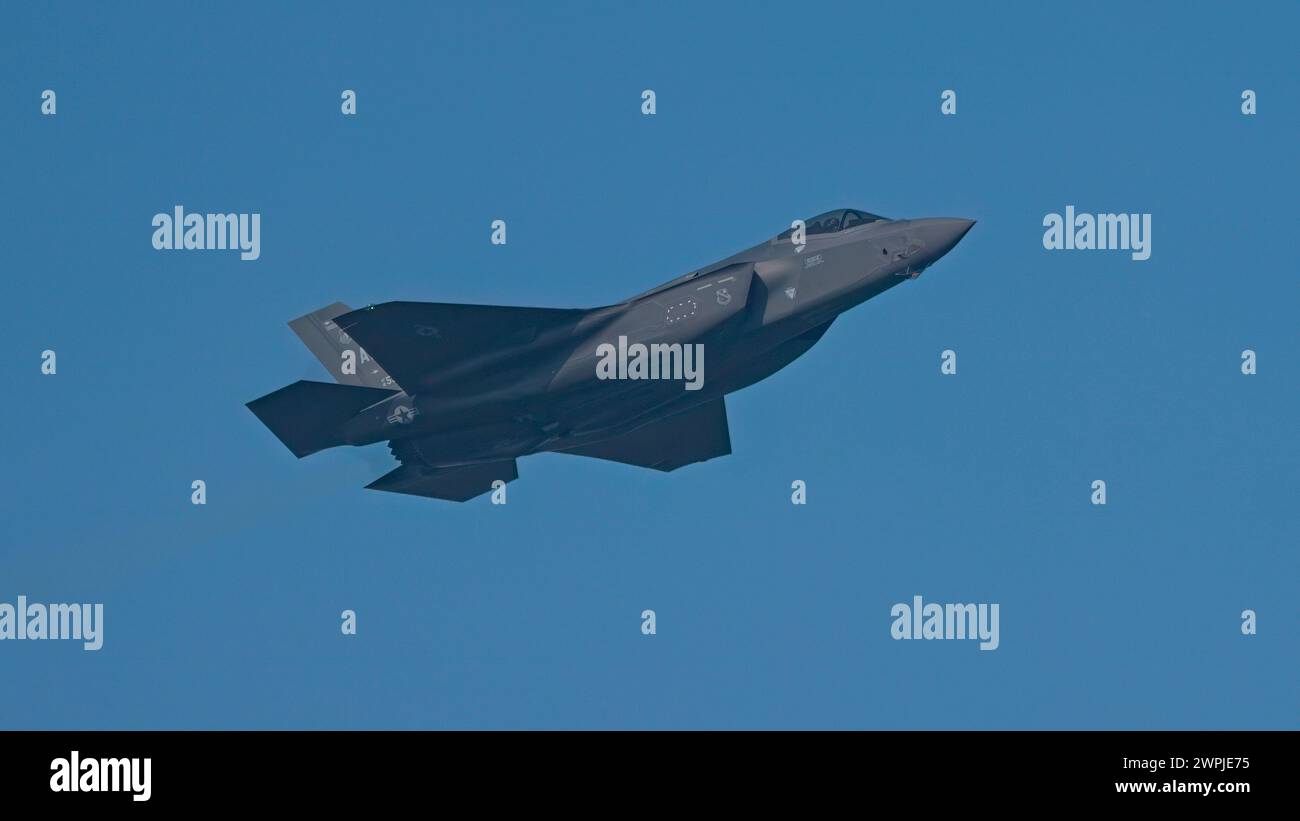 SINGAPORE - 6 MARZO 2024: Caccia stealth F-35A Lightning II dell'USAF del 356th Expeditionary Fighter Squadron (Green Demons) Foto Stock