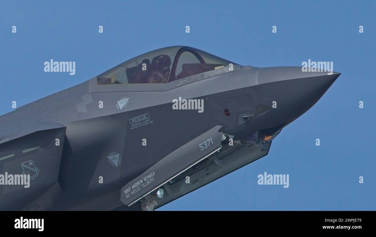 SINGAPORE - 6 MARZO 2024: Caccia stealth F-35A Lightning II dell'USAF del 356th Expeditionary Fighter Squadron (Green Demons) Foto Stock