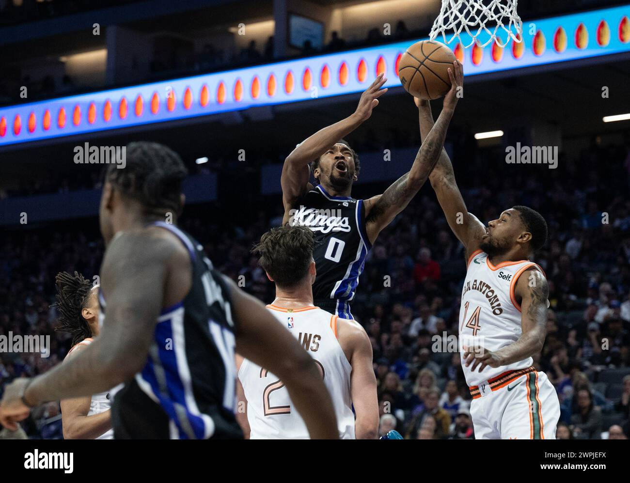 Sacramento, California, Stati Uniti. 7 marzo 2024. I Sacramento Kings Malik Monk guidano verso il basket contro i San Antonio Spurs Blake Wesley durante una partita al Golden 1 Center giovedì 7 marzo 2024 a Sacramento. (Credit Image: © Paul Kitagaki Jr./ZUMA Press Wire) SOLO PER USO EDITORIALE! Non per USO commerciale! Foto Stock