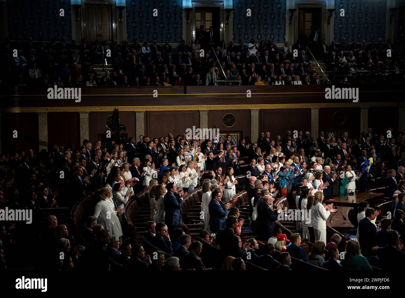 Washington, Stati Uniti. 7 marzo 2024. I legislatori democratici, con molte donne vestite di bianco per onorare il movimento suffragista, celebrano una standing ovation durante il discorso annuale sullo stato dell'Unione del Presidente Biden, a Capitol Hill, il 7 marzo 2024 a Washington, DC (Graeme Sloan/Sipa USA) crediti: SIPA USA/Alamy Live News Foto Stock