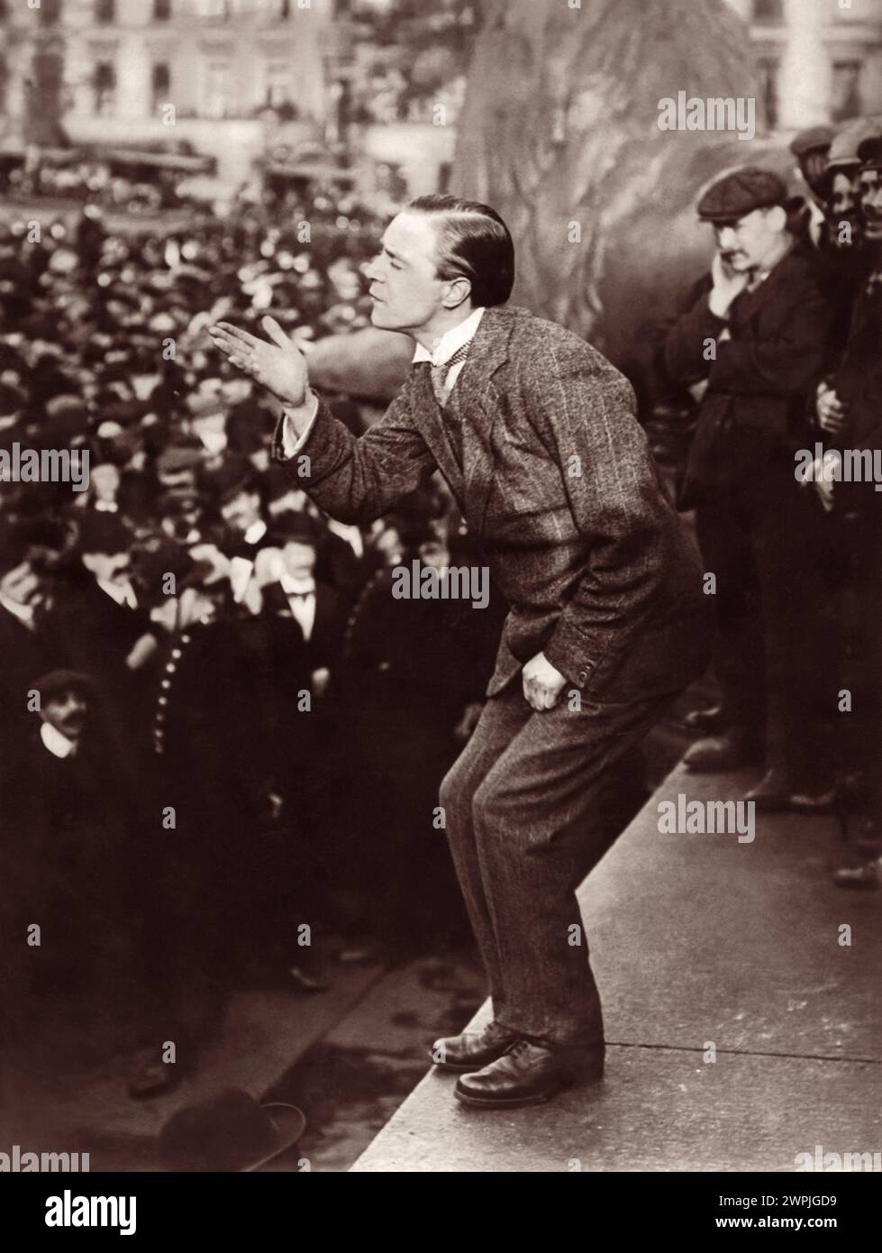 Il giovane Winston Churchill si rivolge a una folla nei primi anni '1900 Foto Stock