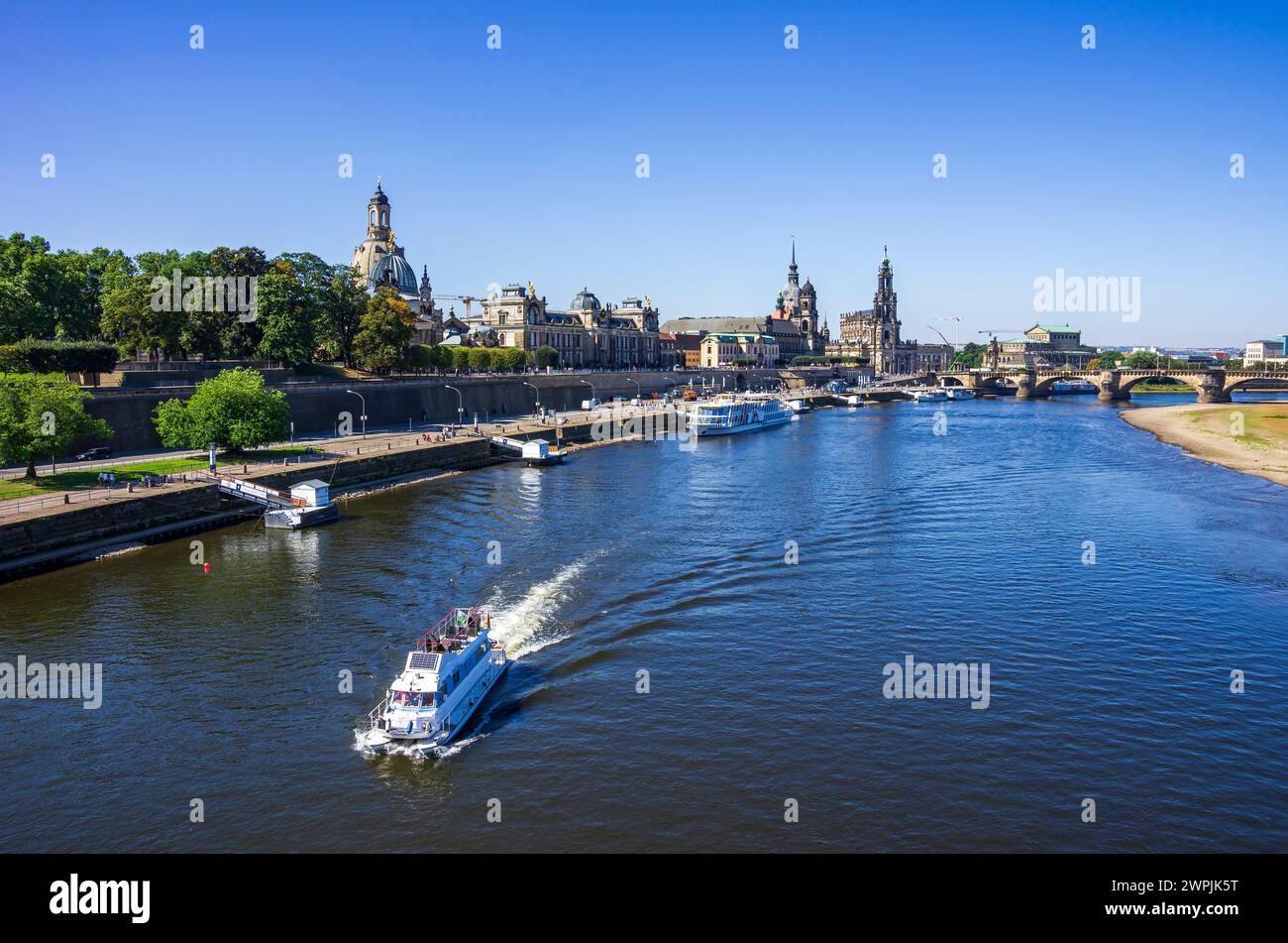 Vista dello storico lungofiume della città vecchia su Terrassenufer a Dresda, Sassonia, Germania. Foto Stock