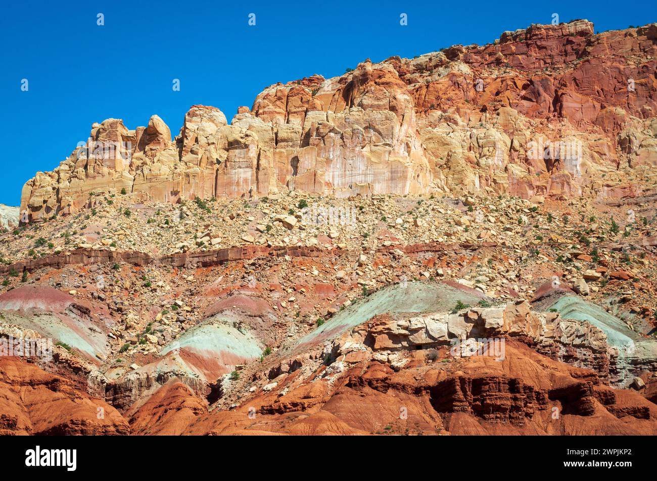 Strati di terra colorati all'interno della Colorado Plateau Physiographic Province nel Capitol Reef National Park nello Utah, USA Foto Stock