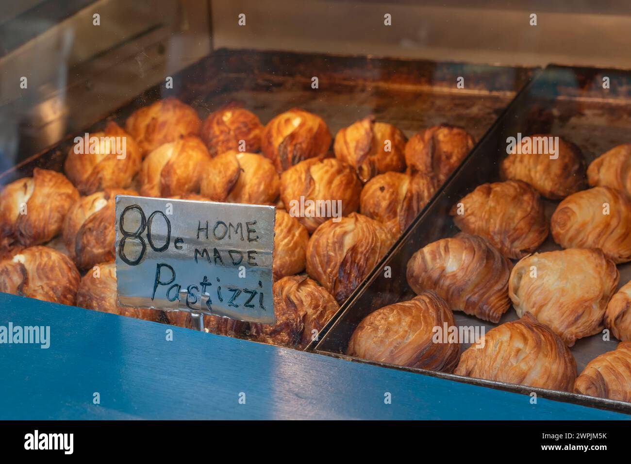 Tipici pastizzi maltesi ripieni di ricotta e piselli Foto Stock