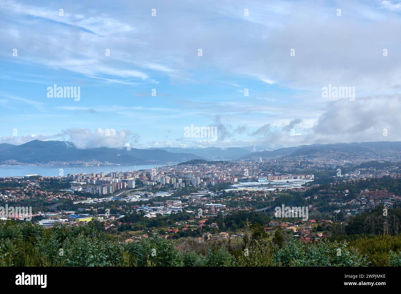 Vista panoramica della città di Vigo con il suo estuario con il campo Celta, la città di giustizia, zona Franca Foto Stock