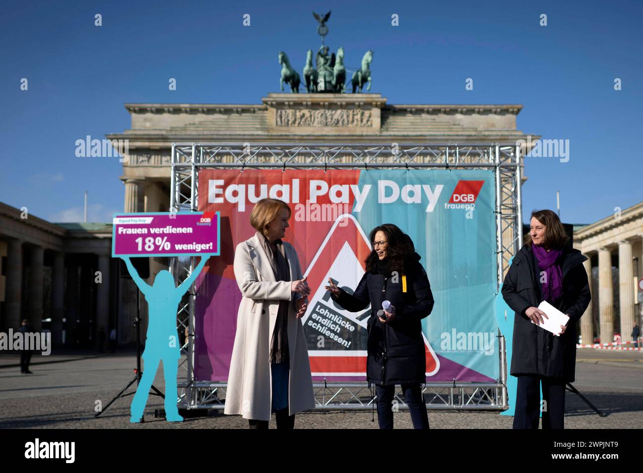 Lisa Paus, Yasmin Fahimi, Equal Pay Day DEU, Deutschland, Germania, Berlino, 06.03.2024 Lisa Paus , Bundesministerin fuuer Familie, Senioren, Frauen und Jugend, und Yasmin Fahimi , Vorsitzende vom Gewerkschaftsbund DGB , Staatssekretaerin Leonie Gebers Deutscher Frauenrat und Sozialverband Deutschland unter dem motto 18 Prozent % Lohnluecke endlich schliessen fuer Gleichen Lohn a Berlin Deutschland . Die Demonstration Fordert Die selbe Bezahlung von Frauen und Maenner, Gleicher Lohn fuer gleiche Arbeit, Gleichberechti Foto Stock