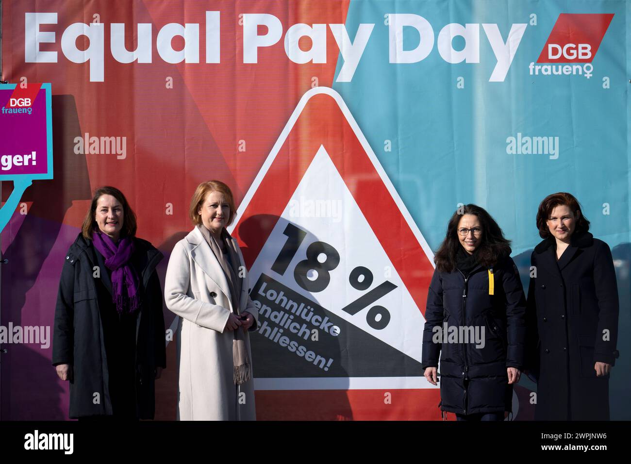 Lisa Paus,Yasmin Fahimi, Equal Pay Day DEU, Deutschland, Germania, Berlino, 06.03.2024 Staatssekretaerin Leonie Gebers , Lisa Paus , Bundesministerin fuuer Familie, Senioren, Frauen und Jugend, Yasmin Fahimi , Vorsitzende vom Gewerkschaftsbund DGB , und Ferda Ataman , Unabhangige Bundesbeauftragte fuer Antidiskriminierung v.l.n.r. auf der Kundgebung Die Demonstration Fordert Die Selbe Bezahlung V Foto Stock