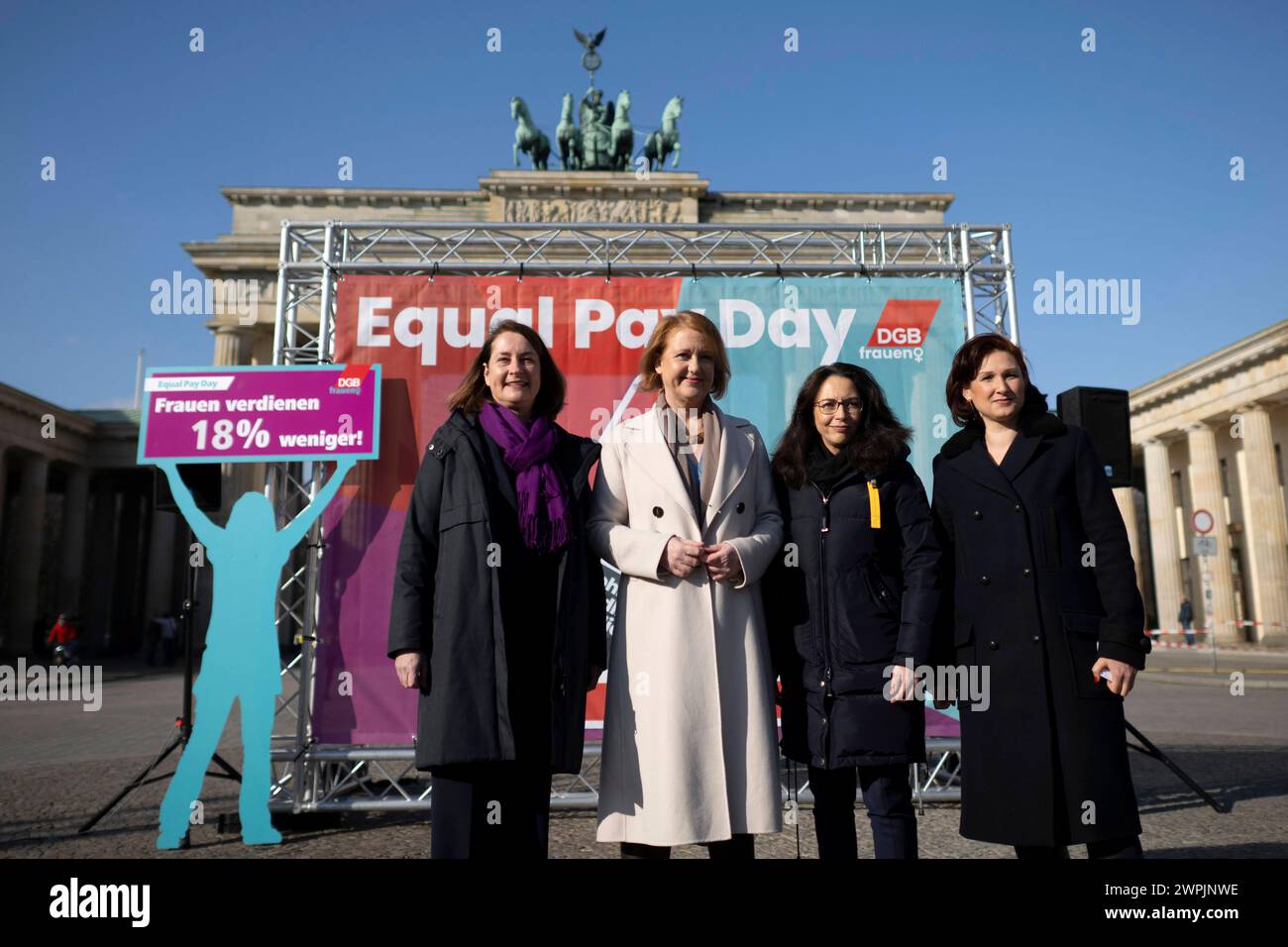 Lisa Paus,Yasmin Fahimi, Equal Pay Day DEU, Deutschland, Germania, Berlino, 06.03.2024 Staatssekretaerin Leonie Gebers , Lisa Paus , Bundesministerin fuuer Familie, Senioren, Frauen und Jugend, Yasmin Fahimi , Vorsitzende vom Gewerkschaftsbund DGB , und Ferda Ataman , Unabhangige Bundesbeauftragte fuer Antidiskriminierung v.l.n.r. auf der Kundgebung Die Demonstration Fordert Die Selbe Bezahlung V Foto Stock