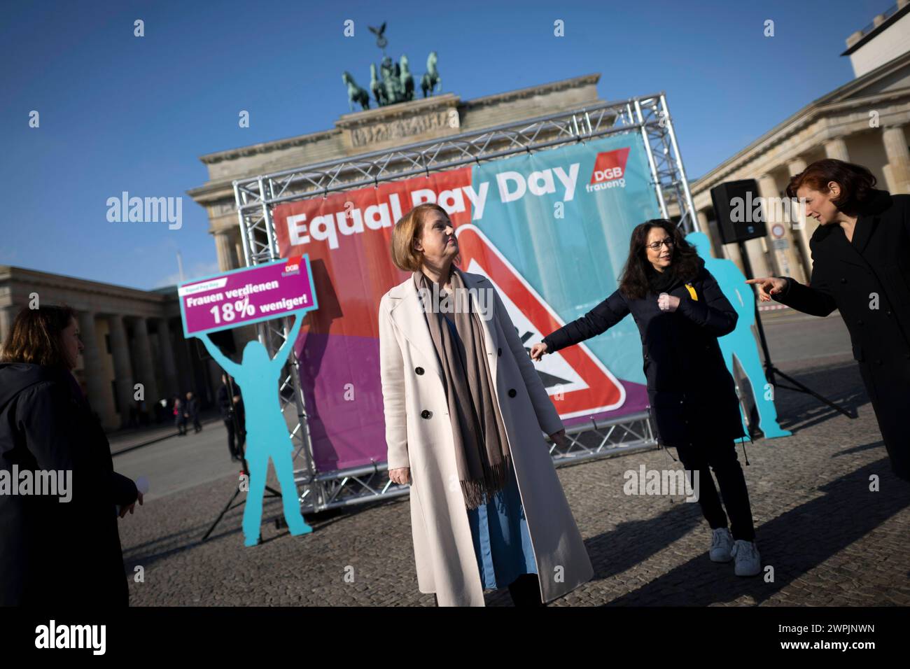 Lisa Paus, Equal Pay Day DEU, Deutschland, Germania, Berlino, 06.03.2024 Lisa Paus , Bundesministerin fuuer Familie, Senioren, Frauen und Jugend, und Yasmin Fahimi , Vorsitzende vom Gewerkschaftsbund DGB rechts auf der Kundgebung Equal Pay Day vom Deutschen Gewerkschaftsbund DGB, Deutscher Frauenrat und Sozialverband Deutschland unter dem motto 18 Prozent % Lohnluecke endlich schliessen fuer Gleichen Lohn a Berlin Deutschland . Die Demonstration Fordert die selbe Bezahlung von Frauen und Maenner, Gleicher Lohn fuer gleiche Arbeit, Gleichberechtigung und mehr Rechte von Frauen. Der EqualPayDay i. Foto Stock