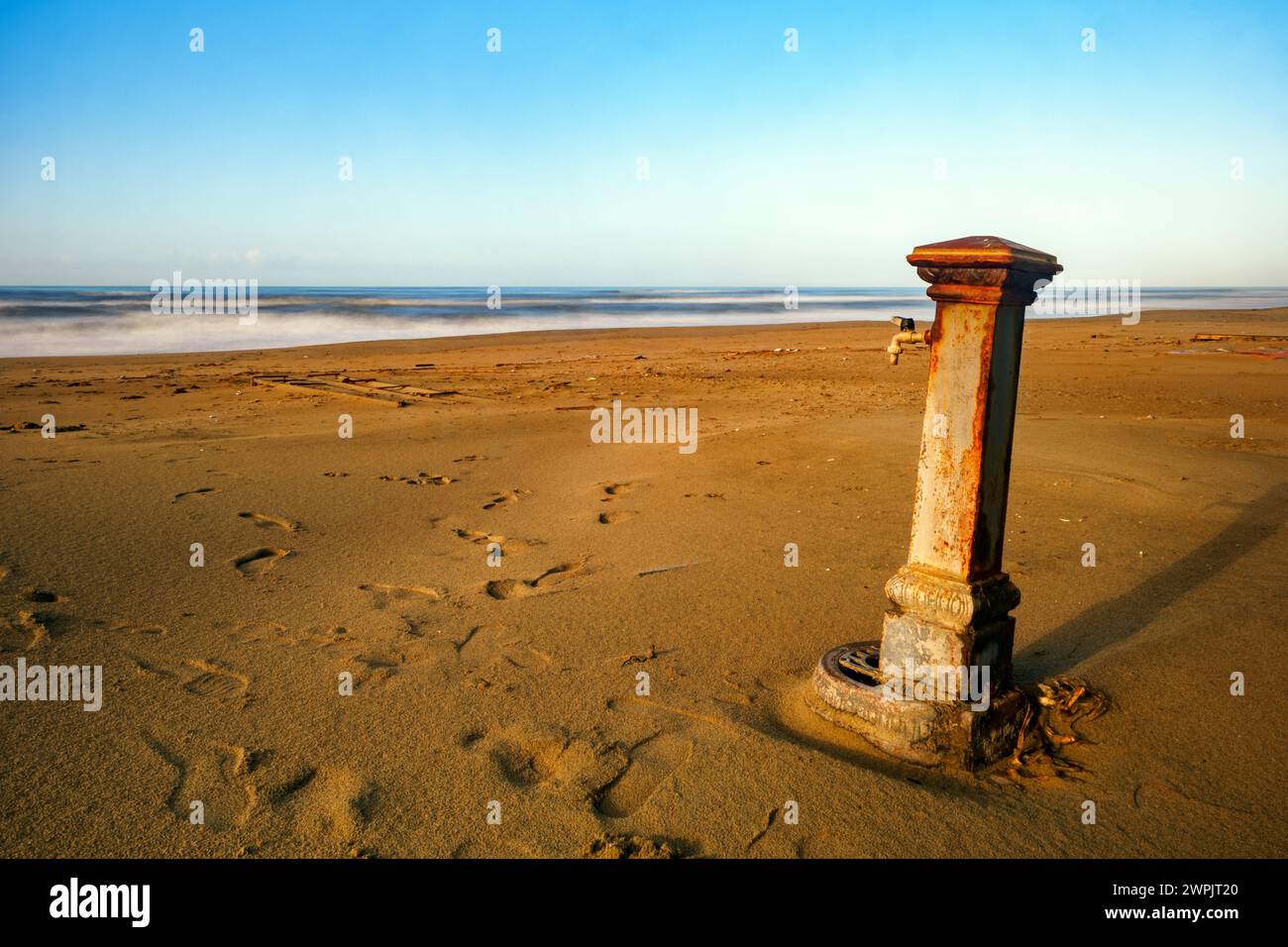 Fontana pubblica sulla spiaggia di Capocotta vicino Ostia Lido - Roma, Italia Foto Stock