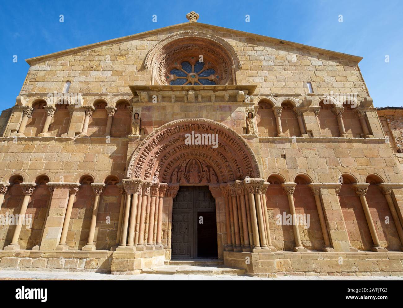 Facciata principale della chiesa romanica di Santo Domingo nella città di Soria, Castilla Leon in Spagna Foto Stock