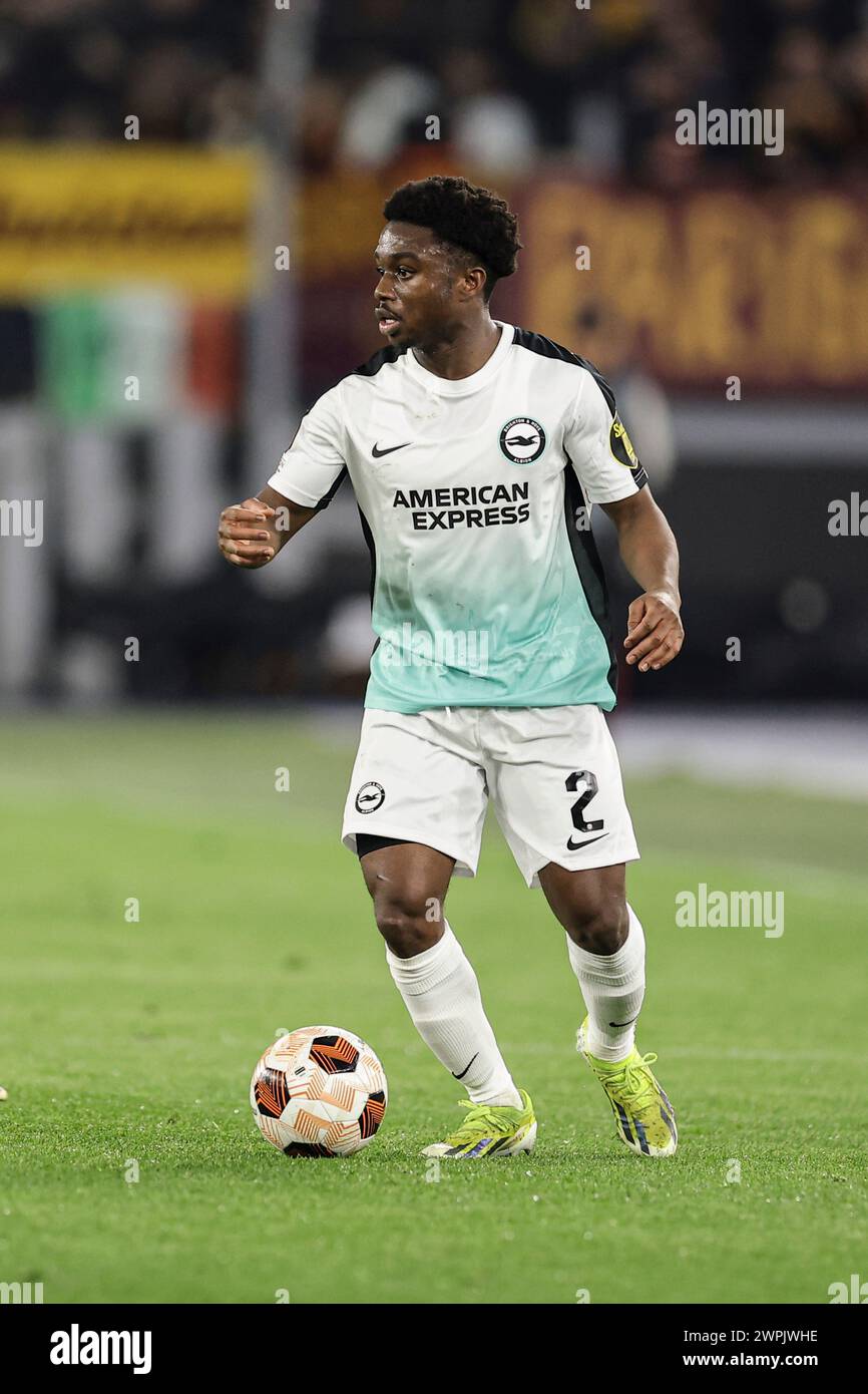 Tariq Lamptey, il difensore della Sierra Leone di Brighton e Hove Albion, controlla la palla durante la partita di andata dei 16 turni di UEFA Europa League tra AS Roma vs Brighton e Hove Albion allo stadio Olimpico il 7 marzo 2024 a Roma. Foto Stock