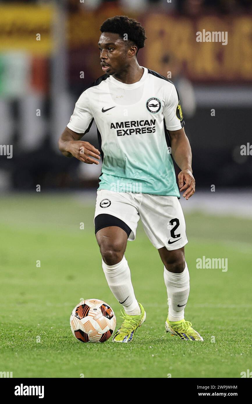 Tariq Lamptey, il difensore della Sierra Leone di Brighton e Hove Albion, controlla la palla durante la partita di andata dei 16 turni di UEFA Europa League tra AS Roma vs Brighton e Hove Albion allo stadio Olimpico il 7 marzo 2024 a Roma. Foto Stock