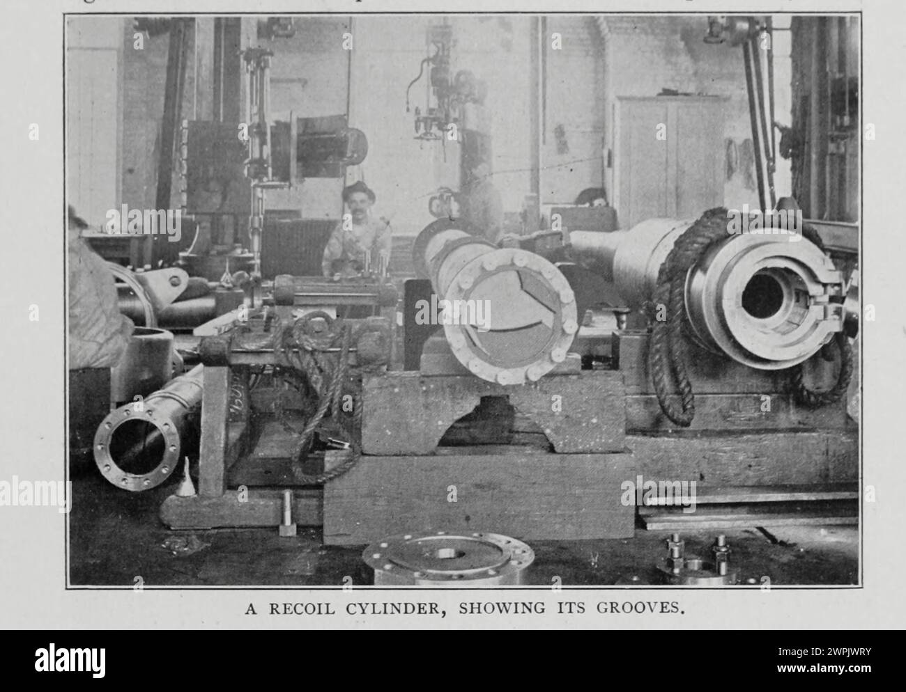 UN CILINDRO DI RITORNO, CHE MOSTRA IL RELATIVO CROOVES. DALL'ARTICOLO OPERAZIONI MECCANICHE NELLA FABBRICAZIONE DI UN GRANDE CANNONE NAVALE. Di Edwin J. Prindle della rivista Engineering dedicato al progresso industriale volume XV 1898 The Engineering Magazine Co Foto Stock