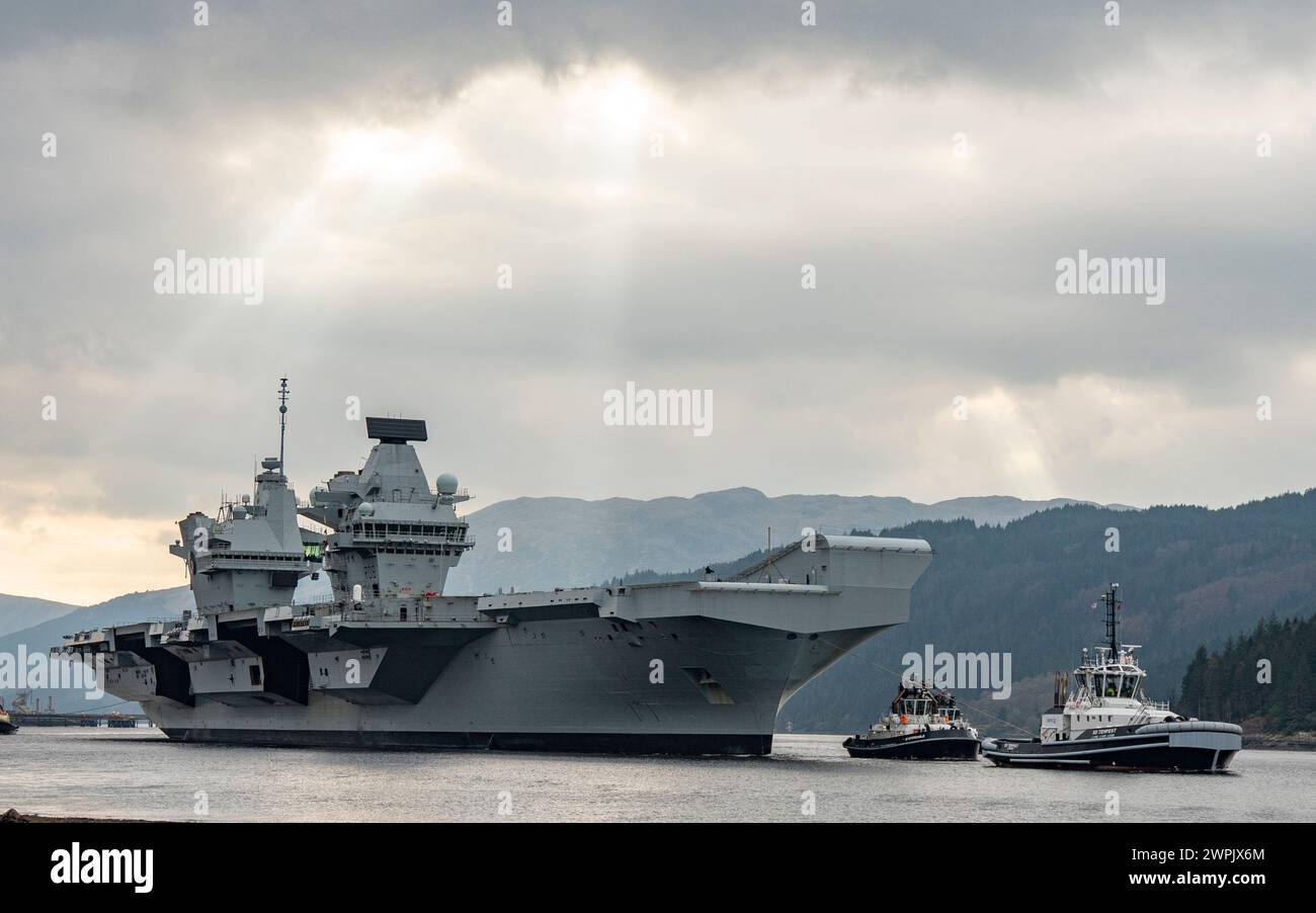 Glen Mallan, Argyll e Bute, Scozia, Regno Unito. 7 marzo 2024. La portaerei della Royal Navy HMS Queen Elizabeth arriva oggi a Glen Mallan sul Loch Long per scaricare le munizioni prima di dirigersi al cantiere di Rosyth per le riparazioni dei suoi accoppiamenti di elica. Iain Masterton/Alamy Live News Foto Stock