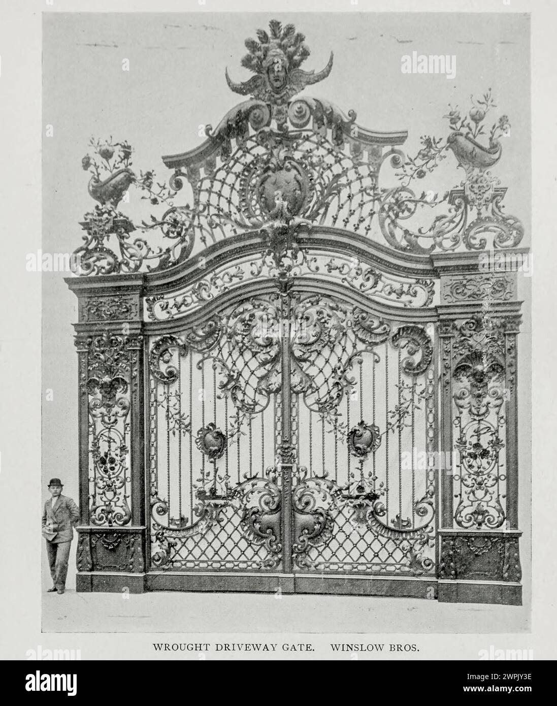 CANCELLO DEL VIALETTO DI ACCESSO BATTUTO. WINSLOW BROS. Dall'articolo ORNAMENTO ARCHITETTONICO IN FERRO BATTUTO. Di W. Martin Aiken. Dalla rivista Engineering dedicata al progresso industriale volume XV 1898 The Engineering Magazine Co Foto Stock