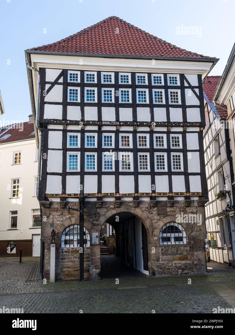 Hattingen, Germania - 9 ottobre 2022: Distretto architettonico tradizionale tedesco con il vecchio municipio in legno a Hattingen, Renania settentrionale-Vestfalia, Foto Stock