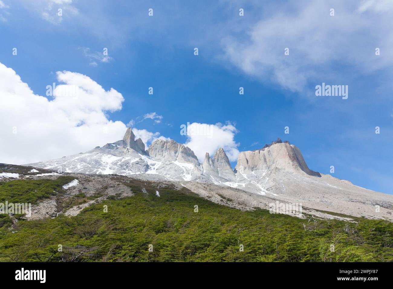 Splendide montagne di Torres del Paine sotto il cielo blu in Cile Foto Stock