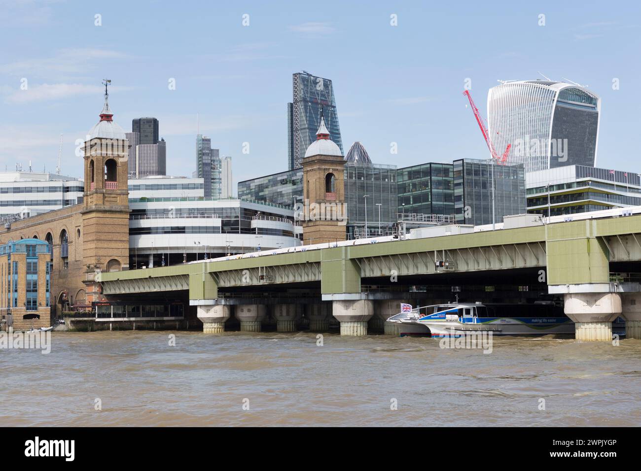 Regno Unito, Londra, Canon Street, ponte ferroviario sul Tamigi fino alla stazione di London Canon Street. Foto Stock