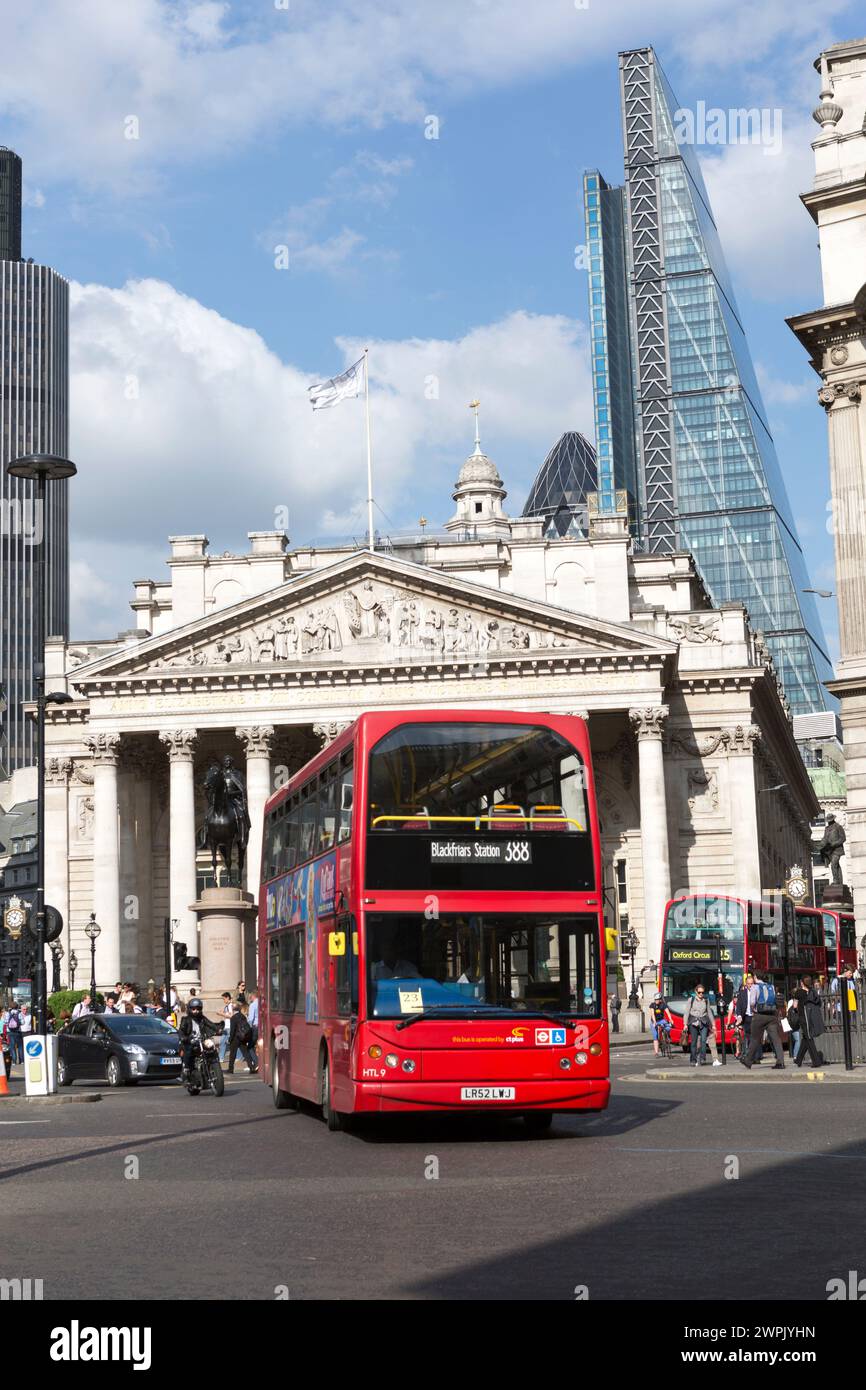 Regno Unito, Londra, vista da Threadneedle Street verso l'edificio Royal Exchange con l'autobus London Red. Foto Stock