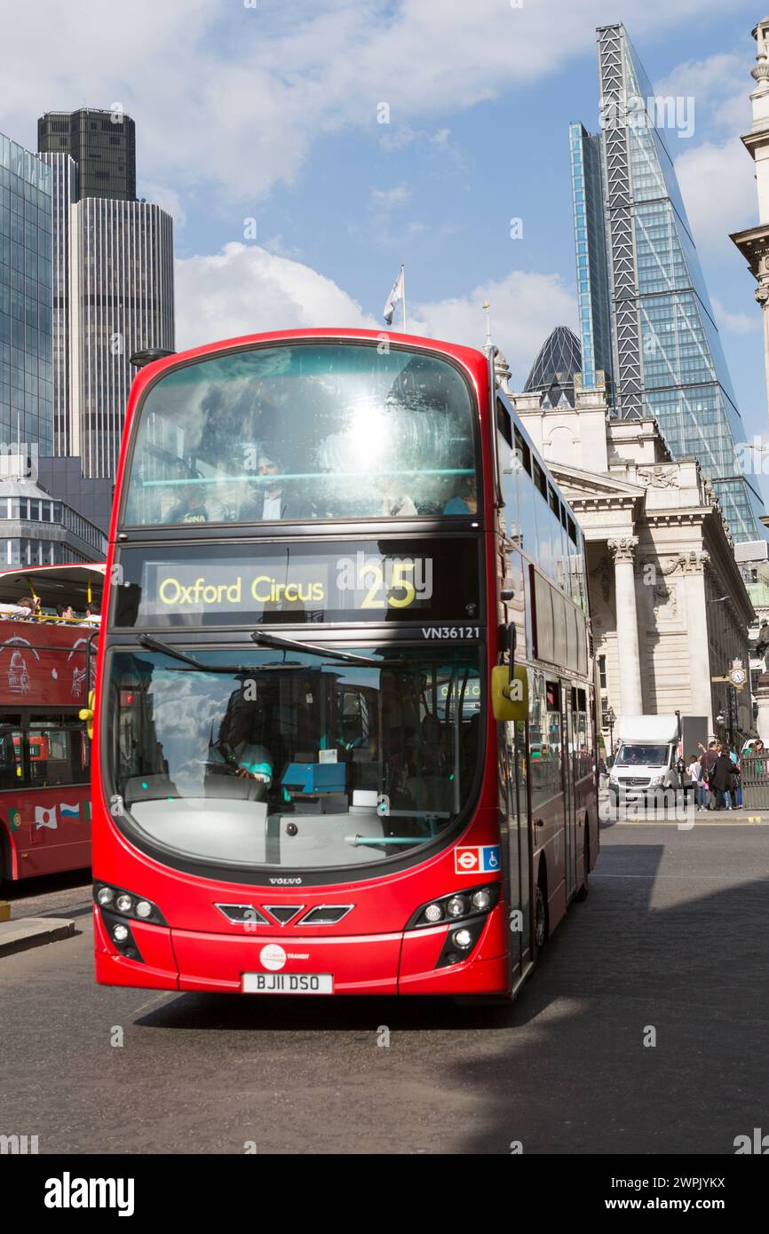 Regno Unito, Londra, vista da Threadneedle Street verso l'edificio Royal Exchange con l'autobus London Red. Foto Stock