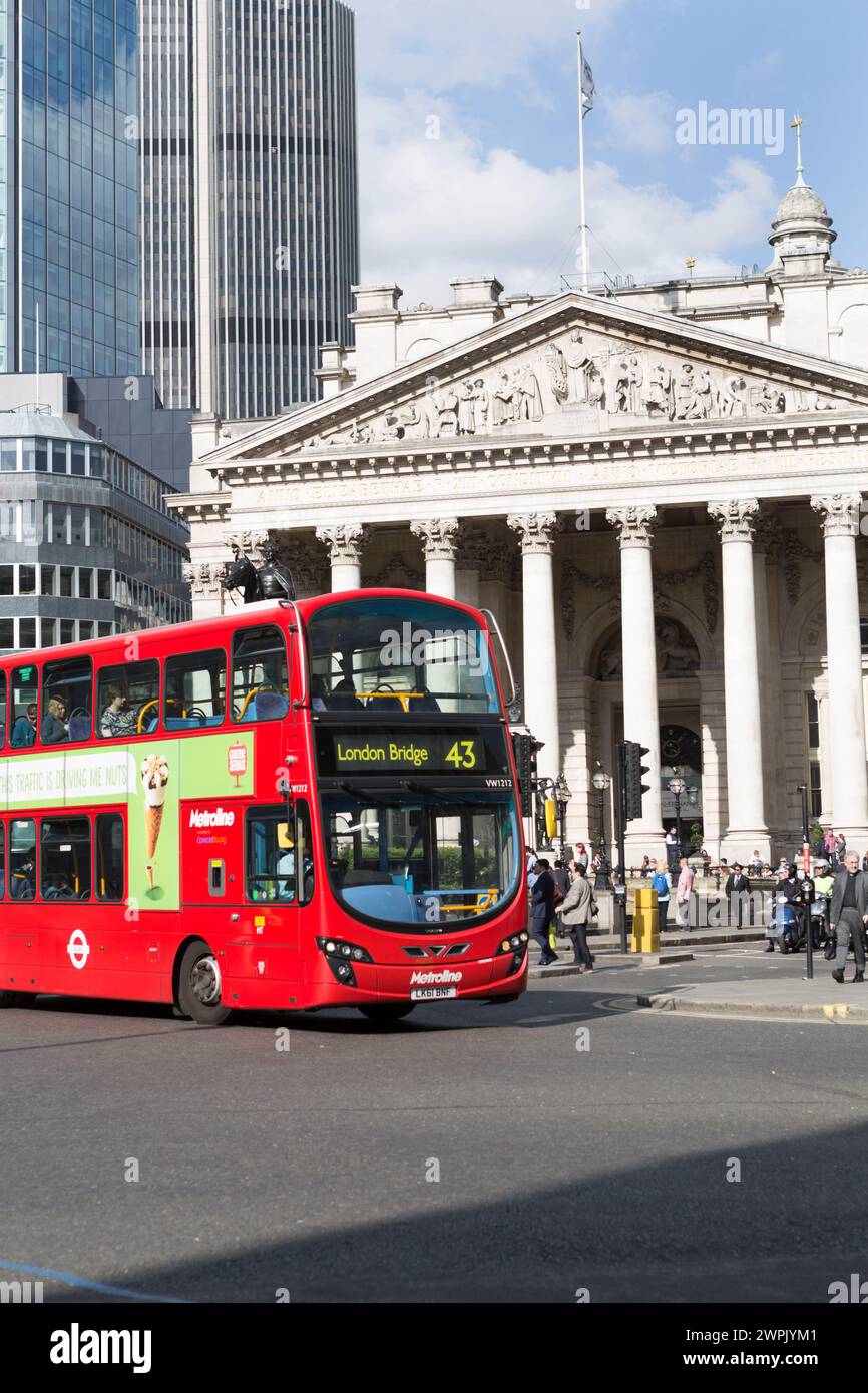 Regno Unito, Londra, vista da Threadneedle Street verso l'edificio Royal Exchange con l'autobus London Red. Foto Stock