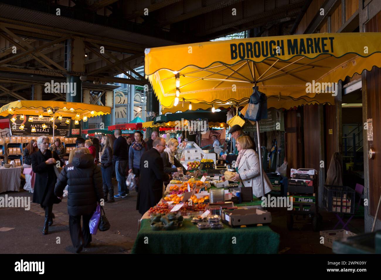 Regno Unito, Londra, bancarelle del mercato nel Borough Market. Foto Stock