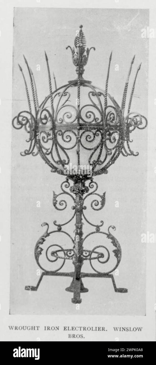 FERRO BATTUTO ELECTOLIER WINSLOW BROS. Dall'articolo ORNAMENTO ARCHITETTONICO IN FERRO BATTUTO. Di W. Martin Aiken. Dalla rivista Engineering dedicata al progresso industriale volume XV 1898 The Engineering Magazine Co Foto Stock