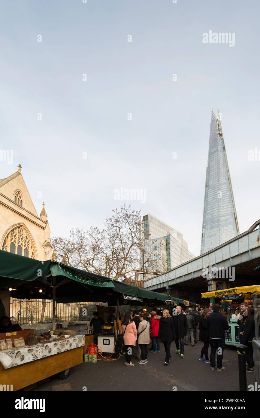 Regno Unito, Londra, vista dal Borough Market con la cattedrale di Southwark e lo Shard sullo sfondo. Foto Stock