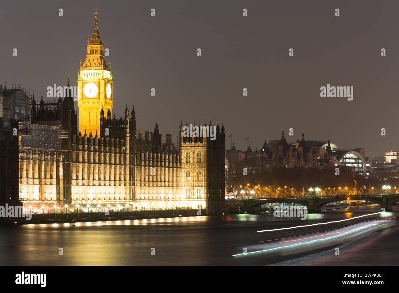 Regno Unito, Londra, vista sul Tamigi verso la camera del Parlamento di notte. Foto Stock