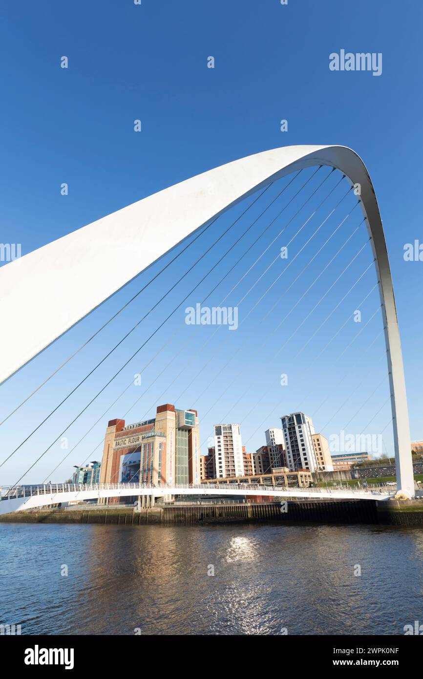 Regno Unito, Newcastle, il ponte Gateshead Millennium che attraversa il fiume Tyne. Foto Stock