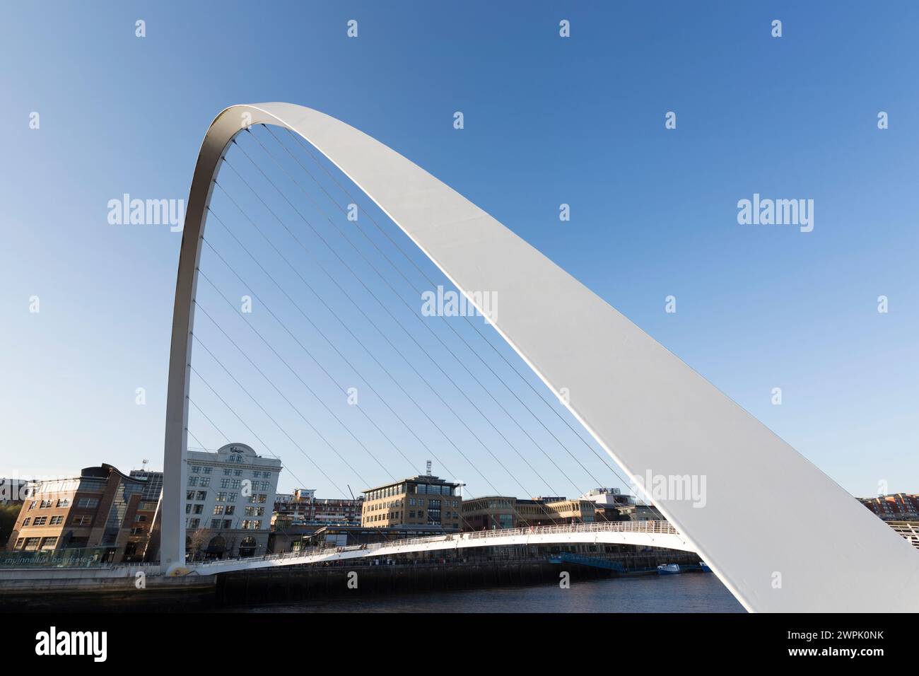 Regno Unito, Newcastle, il ponte Gateshead Millennium che attraversa il fiume Tyne. Foto Stock