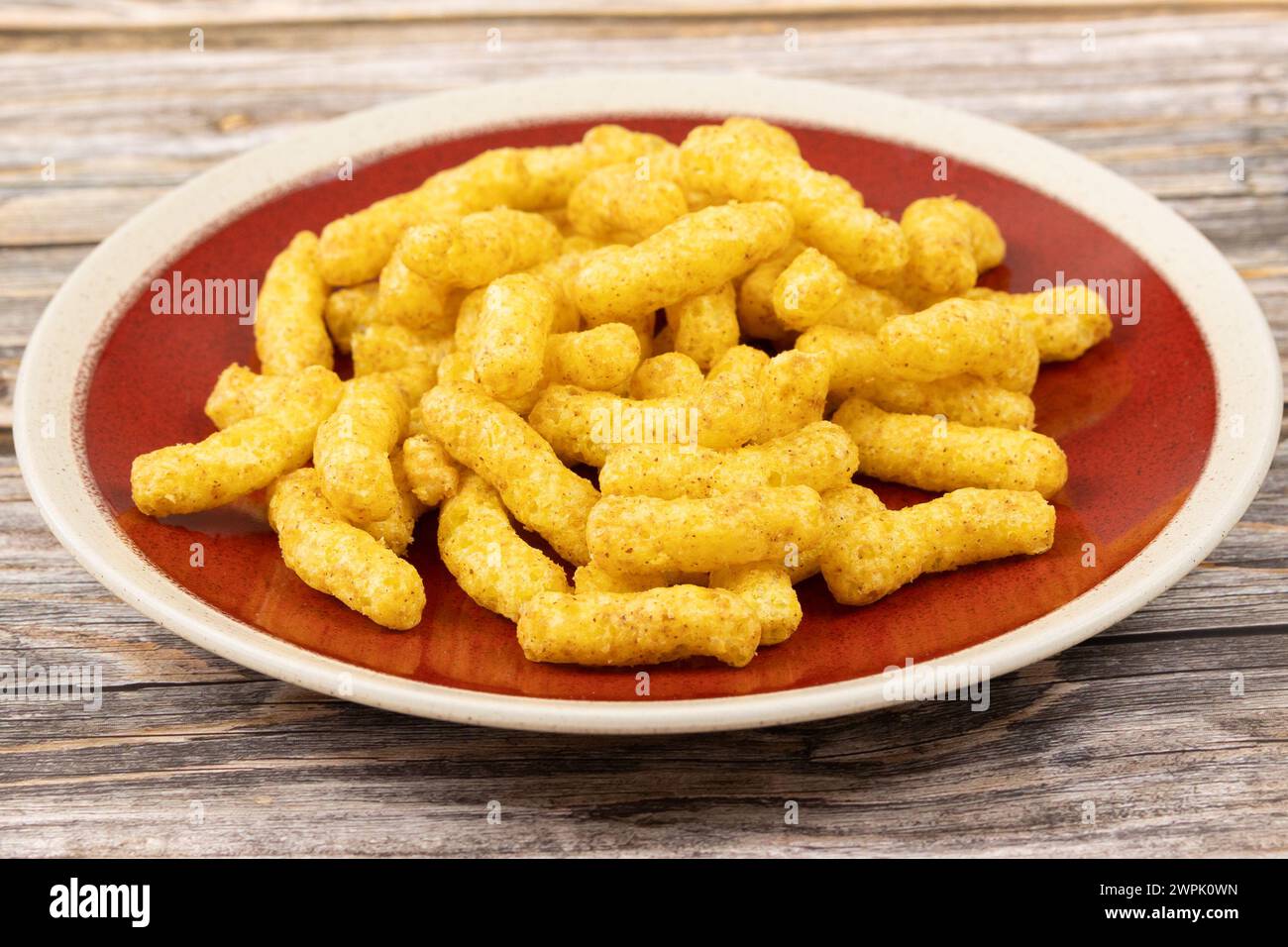 una pila di biscotti salati con antipasto alle arachidi in un piatto Foto Stock