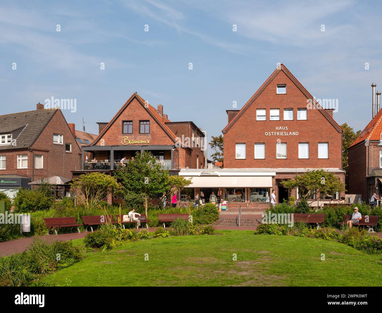 Kurplatz, piazza termale, con gente nella città dell'isola Juist della Frisia orientale, bassa Sassonia, Germania Foto Stock