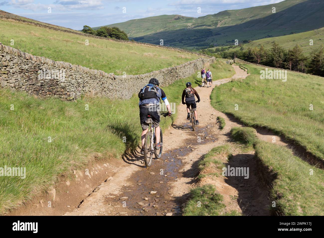 Regno Unito, Derbyshire, ciclisti sulla Pennine Bridleway vicino alla scala Jacobs vicino a Edale. Foto Stock