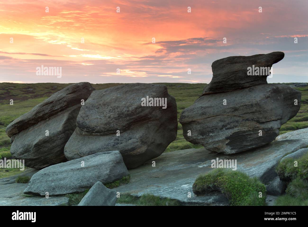 Regno Unito, Derbyshire, tramonto e affioramenti rocciosi di Kinder Scout vicino Edale. Foto Stock