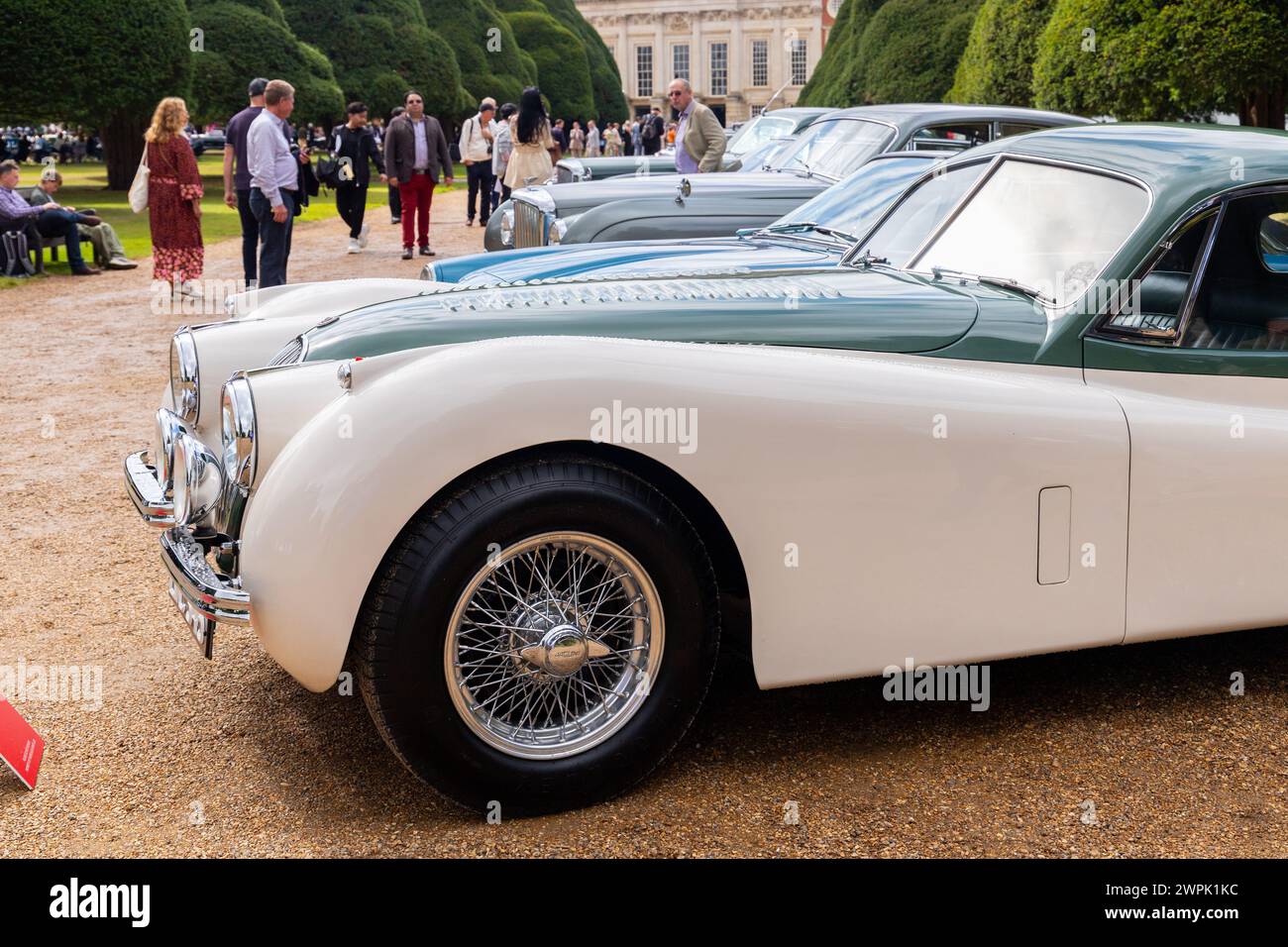 Jaguar XK120 al Concours of Elegance 2023, Hampton Court Palace, Londra Foto Stock