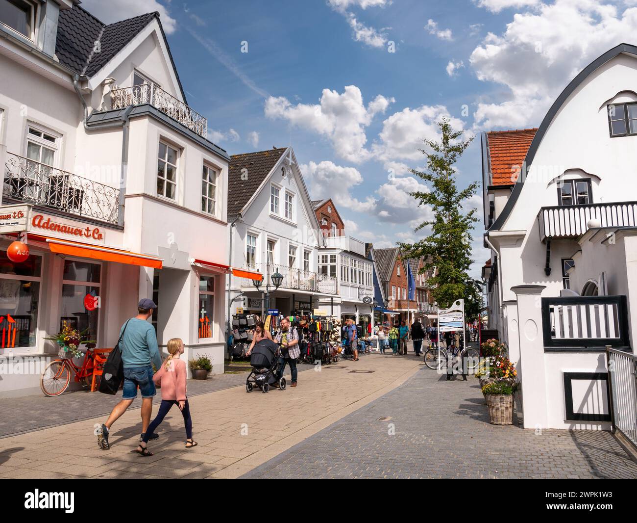 Gente che fa shopping nella zona pedonale di Sandwall Street, Wyk auf Foehr, isola della Frisia settentrionale, Schleswig-Holstein, Germania Foto Stock