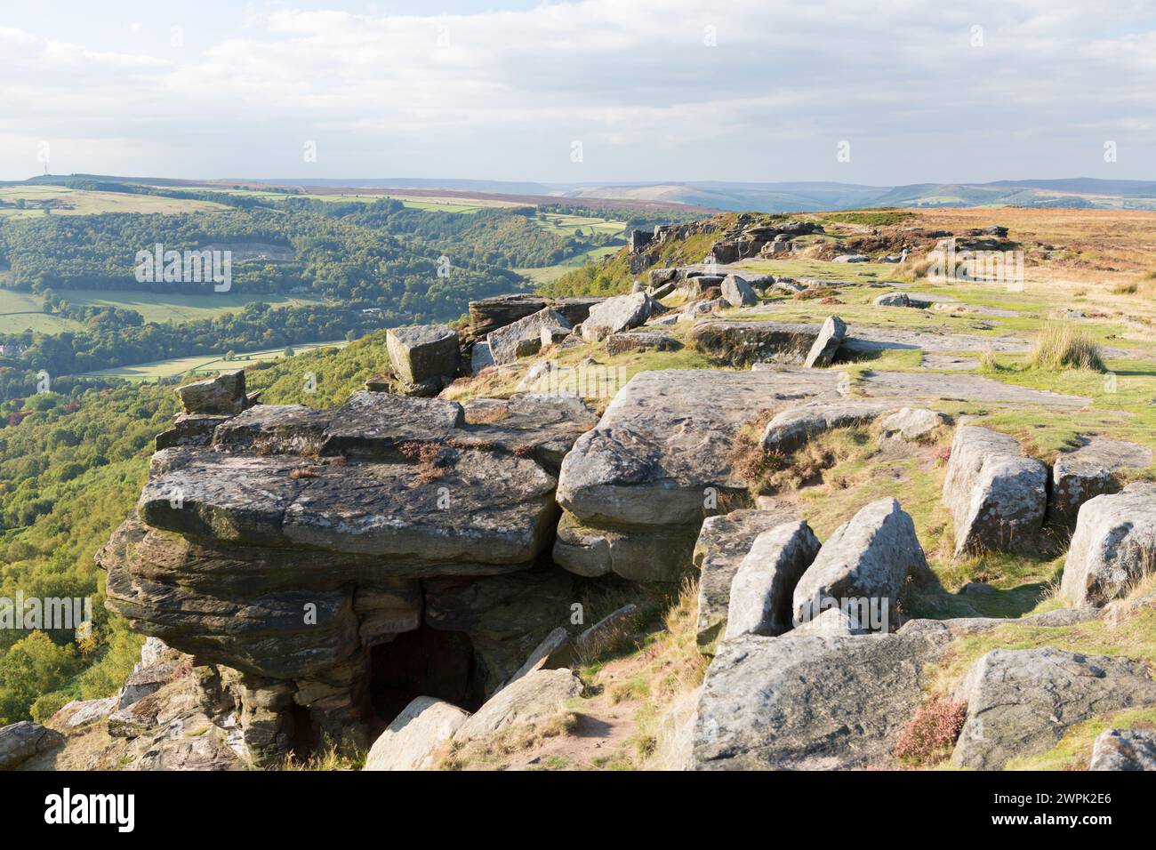 Regno Unito, Derbyshire, gli affioramenti rocciosi di Froggatt Edge. Foto Stock